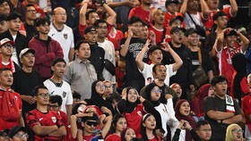 Sejumlah suporter Timnas Indonesia bereaksi saat mendukung kesebelasan negara mereka melawan Timnas Kamboja pada pertandingan Grup A ASEAN Championship atau Piala AFF 2026 di Stadion Gelora Pakansari, Kabupaten Bogor, Jawa Barat, Senin (27/7/2026). A