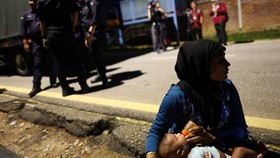Malaysia mulai memulangkan hampir 1.500 pengungsi Rohingya ke Myanmar meski ada peringatan dari PBB bahwa negara itu tetap berisiko bagi mereka.