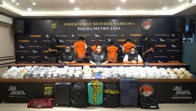 Direktorat Reserse Narkoba Polda Metro Jaya membongkar peredaran narkoba golongan II jenis etomidate yang dikemas.