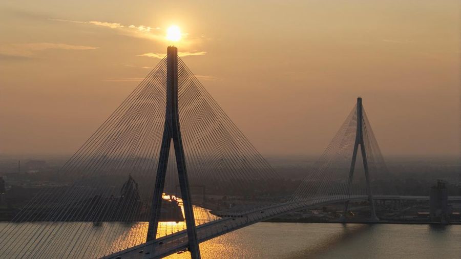Sebuah tayangan drone menunjukkan kendaraan-kendaraan melintasi Jembatan Internasional Gordie Howe senilai $4,7 miliar, nan menghubungkan Windsor, Ontario dan Detroit, Michigan, pada hari pembukaannya di Windsor, Ontario, Kanada, 27 Juli 2026. (REUT