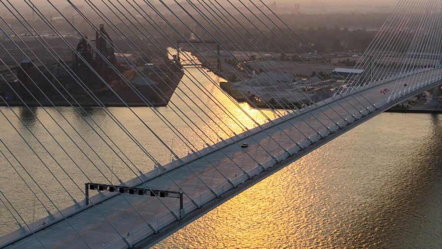 Sebuah tayangan drone menunjukkan kendaraan-kendaraan melintasi Jembatan Internasional Gordie Howe senilai $4,7 miliar, nan menghubungkan Windsor, Ontario dan Detroit, Michigan, pada hari pembukaannya di Windsor, Ontario, Kanada, 27 Juli 2026.