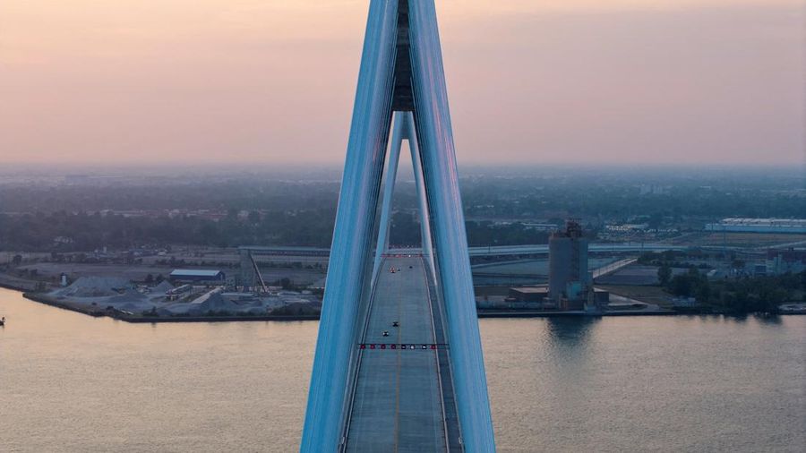 Sebuah tayangan drone menunjukkan kendaraan-kendaraan melintasi Jembatan Internasional Gordie Howe senilai $4,7 miliar, nan menghubungkan Windsor, Ontario dan Detroit, Michigan, pada hari pembukaannya di Windsor, Ontario, Kanada, 27 Juli 2026.