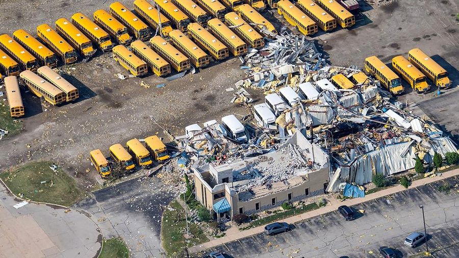 Sebuah tayangan drone menunjukkan puing-puing nan berceceran akibat tornado nan menutupi laman parkir bus sekolah di Menasha, Wisconsin, AS, 27 Juli 2026.