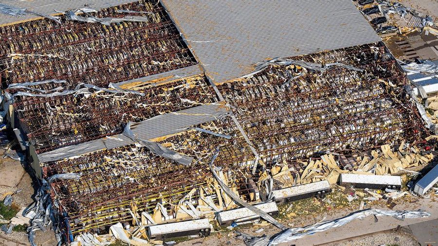 Sebuah tayangan drone menunjukkan sebuah gedung setelah atapnya hancur akibat tornado di Menasha, Wisconsin, AS, 27 Juli 2026.