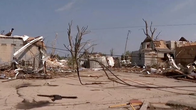Potret Tornado Ganas Menerjang, Kota Luluh Lantak Seketika