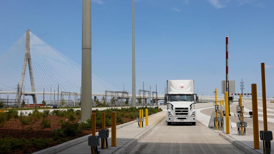 Sebuah truk mendemonstrasikan langkah melintas di jembatan Gordie Howe, nan menghubungkan Windsor, Ontario, Kanada, dengan Detroit, Michigan, AS, menjelang pembukaan jembatan tersebut, di Windsor, Ontario, Kanada, 24 Juli 2026.