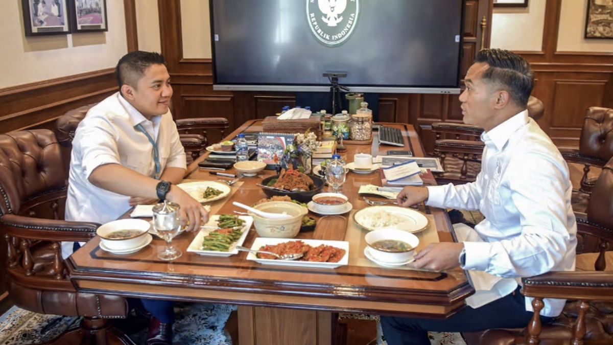 Anindya Bakrie Temui Seskab Teddy Bahas Motor Listrik Nasional
