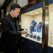 Sentuhan Estetik Nicholas Saputra di Koleksi MONDIAL Precious Fire Terbaru: Lebih dari Sekadar Perhiasan, Ini Pernyataan Seni!