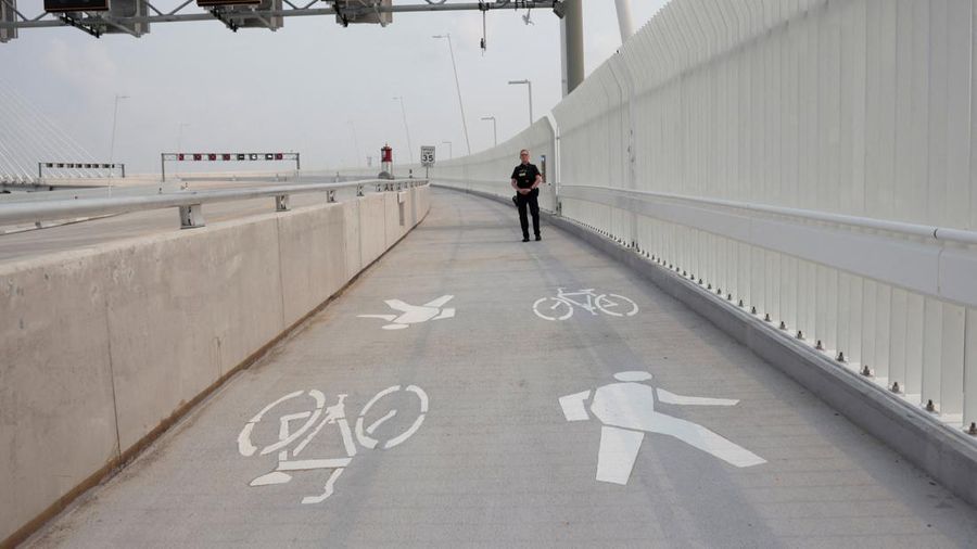Seorang petugas bea cukai Kanada berdiri di jalur pejalan kaki dan sepeda di Jembatan Internasional Gordie Howe nan menghubungkan Windsor, Ontario ke Detroit, Michigan, AS, di Windsor, Ontario, Kanada, 27 Juli 2026.