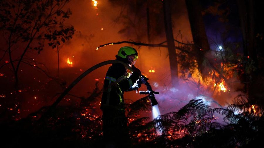 Seorang petugas pemadam kebakaran bekerja di letak kebakaran rimba di Andernos-les-Bains, departemen Gironde, di tengah kondisi kekeringan nan memburuk setelah gelombang panas dan kekurangan air di sebagian besar wilayah Prancis, 26 Juli 2026.