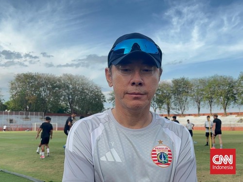 Pelatih Persija Jakarta Shin Tae-yong di sela sesi latihan di Gelora 10 Nopember, Surabaya, Selasa (28/7). (Farid Rahman)
