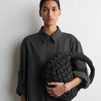 Akhirnya Mendarat di Indonesia! Ini Alasan Kenapa The Mini Quilted Bag dari COS Wajib Jadi Wishlist Kamu
