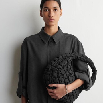 Akhirnya Mendarat di Indonesia! Ini Alasan Kenapa The Mini Quilted Bag dari COS Wajib Jadi Wishlist Kamu