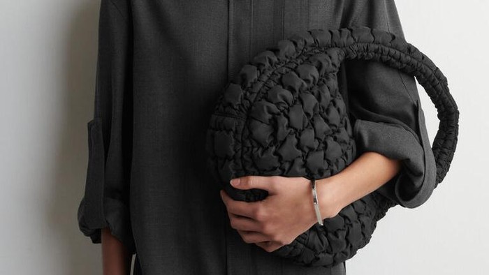 Akhirnya Mendarat di Indonesia! Ini Alasan Kenapa The Mini Quilted Bag dari COS Wajib Jadi Wishlist Kamu