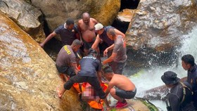 Tim SAR gabungan berhasil menemukan dan mengevakuasi jenazah presenter TVRI Papua Barat, Yanto Idorway, setelah sembilan hari pencarian di Sungai Memti.