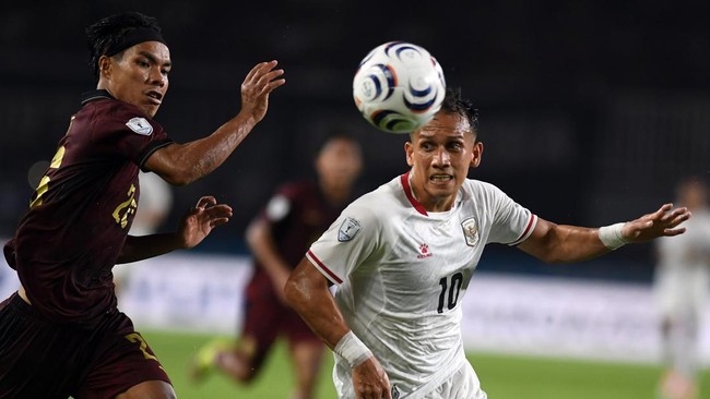 Pesepak bola Timnas Indonesia Egy Maulana Vikri (kanan) menguasai bola dikawal ketat  pesepak bola Kamboja Sokmeng Chea (kiri) pada ASEAN Hyundai Cup 2026 di Stadion Pakansari, Kabupaten Bogor, Jawa Barat, Senin (27/7/2026). Timnas Indonesia kalahkan