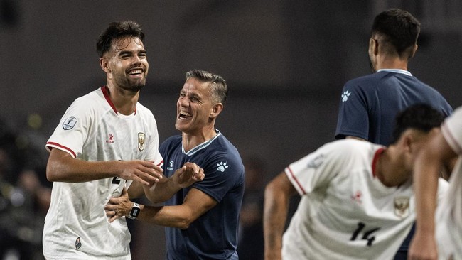 Pesepak bola Timnas Indonesia Jens Raven (kiri) berselebrasi bersama Pelatih John Herdman (kedua kiri) usai membobol gawang Kamboja pada pertandingan Grup A ASEAN Championship atau Piala AFF 2026 di Stadion Gelora Pakansari, Kabupaten Bogor, Jawa Bar