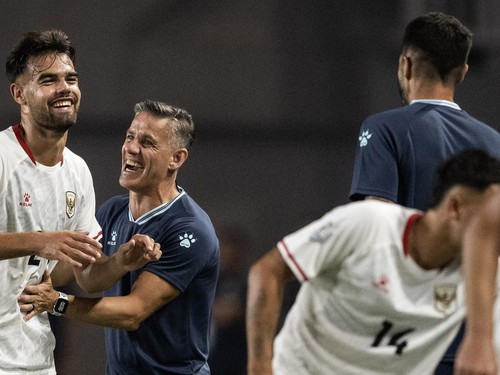 Pesepak bola Timnas Indonesia Jens Raven (kiri) berselebrasi bersama Pelatih John Herdman (kedua kiri) usai membobol gawang Kamboja pada pertandingan Grup A ASEAN Championship atau Piala AFF 2026 di Stadion Gelora Pakansari, Kabupaten Bogor, Jawa Bar
