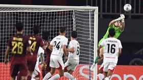 Kiper Timnas Indonesia Nadeo Arga Winata (kanan atas) menahan bola dari tendangan  pesepak bola Kamboja  pada ASEAN Hyundai Cup 2026 di Stadion Pakansari, Kabupaten Bogor, Jawa Barat, Senin (27/7/2026). Timnas Indonesia kalahkan Kamboja dengan skor 5