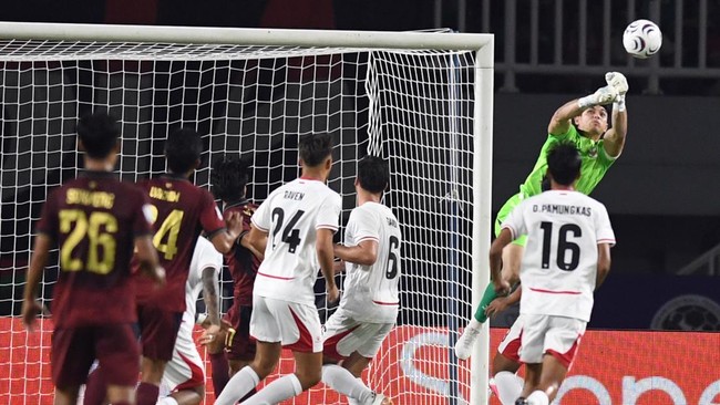 Kiper Timnas Indonesia Nadeo Arga Winata (kanan atas) menahan bola dari tendangan  pesepak bola Kamboja  pada ASEAN Hyundai Cup 2026 di Stadion Pakansari, Kabupaten Bogor, Jawa Barat, Senin (27/7/2026). Timnas Indonesia kalahkan Kamboja dengan skor 5