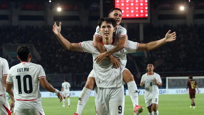 Pesepak bola Timnas Indonesia Mitchel Lee Beker (depan) melakukan selebrasi setelah mencetak hattrick ke gawang Kamboja pada ASEAN Hyundai Cup 2026 di Stadion Pakansari, Kabupaten Bogor, Jawa Barat, Senin (27/7/2026). Timnas Indonesia kalahkan Kamboj