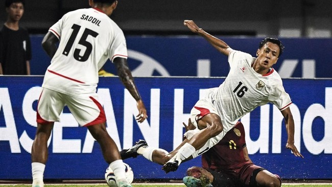Pesepak bola Timnas Indonesia Dony Tri Pamungkas (tengah) terjatuh saat berebut bola dengan pesepak bola Timnas Kamboja Rado Mon (kanan) pada pertandingan Grup A ASEAN Championship atau Piala AFF 2026 di Stadion Gelora Pakansari, Kabupaten Bogor, Jaw