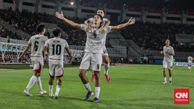 Pesepak bola Timnas Indonesia Mitchel Lee Beker (depan) melakukan selebrasi setelah mencetak hattrick ke gawang Kamboja pada ASEAN Hyundai Cup 2026 di Stadion Pakansari, Kabupaten Bogor, Jawa Barat, Senin (27/7/2026). Timnas Indonesia kalahkan Kamboj