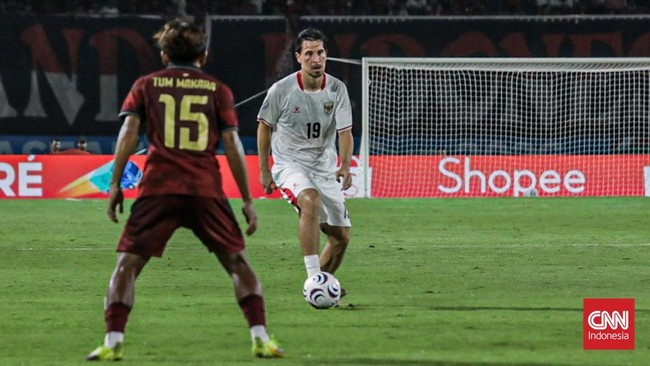 Pesepak bola Timnas Indonesia Thom Haye menggiring bola saat melawan Timnas Kamboja  pada pertandingan Grup A ASEAN Championship atau Piala AFF 2026 di Stadion Gelora Pakansari, Kabupaten Bogor, Jawa Barat, Senin (27/7/2026).