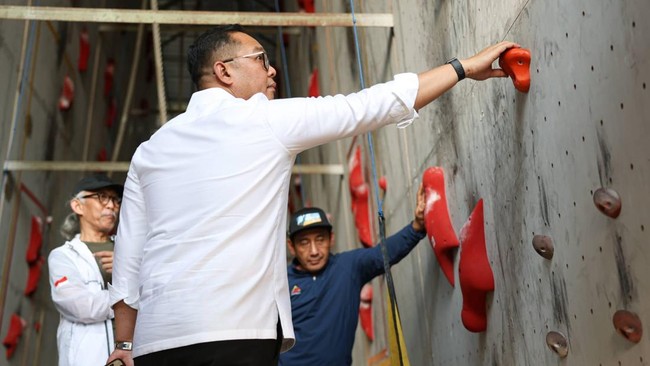 Todotua Pasaribu saat mengunjungi Pelatnas Tim Panjat Tebing Indonesia dalam persiapan menuju Asian Games 2026. (Dok. NOC Indonesia)