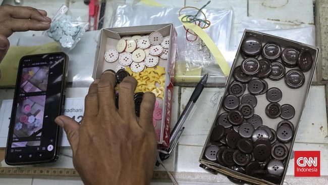 Calon pembeli melihat-lihat koleksi kancing di toko Maju Pasar Mayestik, yang terkenal sebagai