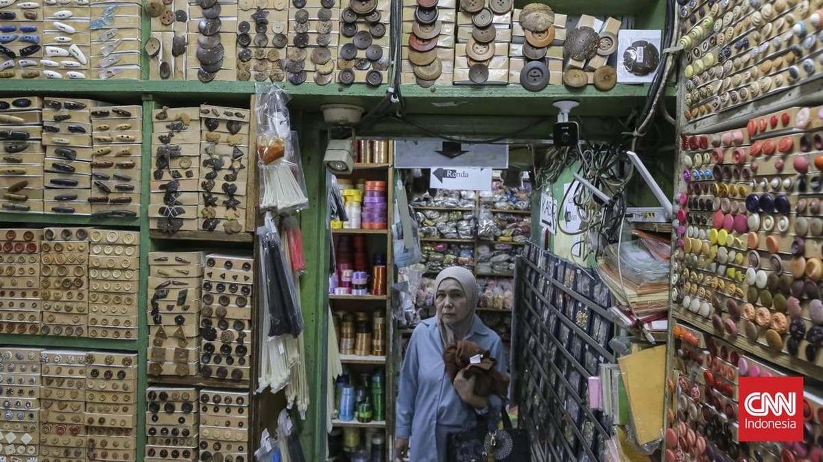 Calon pembeli melihat-lihat koleksi kancing di toko Maju Pasar Mayestik, yang terkenal sebagai