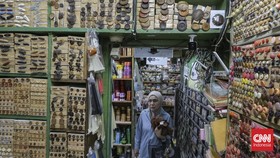 Calon pembeli melihat-lihat koleksi kancing di toko Maju Pasar Mayestik, yang terkenal sebagai "Istana Kancing". Jakarta, Selasa (29/07/2026). CNN Indonesia/Adhi Wicaksono