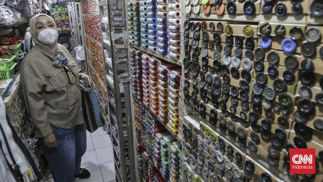 Calon pembeli melihat-lihat koleksi kancing di toko Maju Pasar Mayestik, yang terkenal sebagai