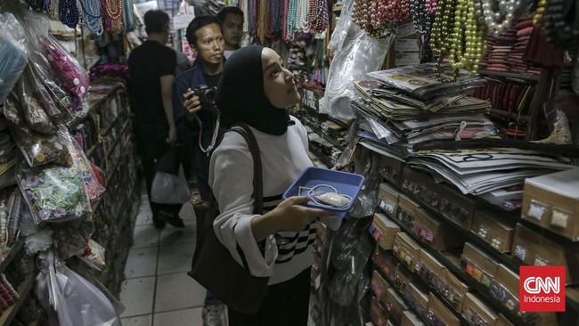 Calon pembeli melihat-lihat koleksi kancing di toko Maju Pasar Mayestik, yang terkenal sebagai