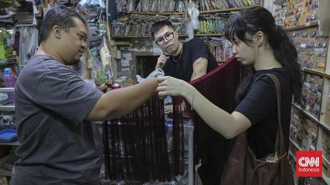 Calon pembeli melihat-lihat koleksi kancing di toko Maju Pasar Mayestik, yang terkenal sebagai