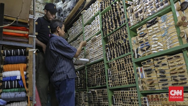 Calon pembeli melihat-lihat koleksi kancing di toko Maju Pasar Mayestik, yang terkenal sebagai