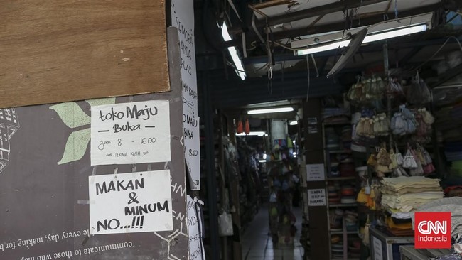 Calon pembeli melihat-lihat koleksi kancing di toko Maju Pasar Mayestik, yang terkenal sebagai