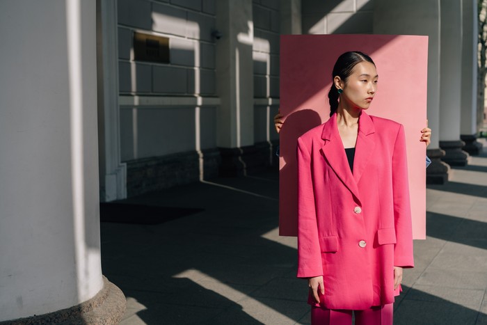 Selain biru, magenta juga menjadi warna yang identik dengan pemimpin yang karismatik. Mereka tidak hanya menjalankan dan menjaga stabilitas organisasi, tapi juga hadir untuk merombak, memperbarui, dan mendefinisikan ulang cara kerja suatu organisasi.