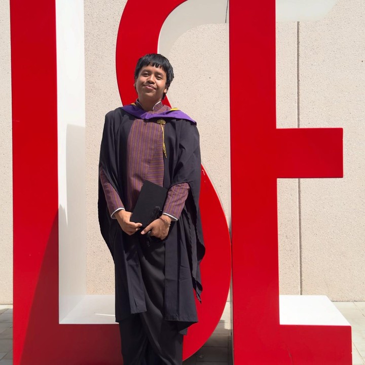 <p>Kabar bahagia datang dari keluarga musisi Ari Lasso. Putranya, Abraham Bernard Lasso atau yang akrab disapa Abe, baru saja merayakan kelulusan dan resmi menyandang gelar sarjana di LSE London. (Foto: Instagram @vitta.dessy)</p>