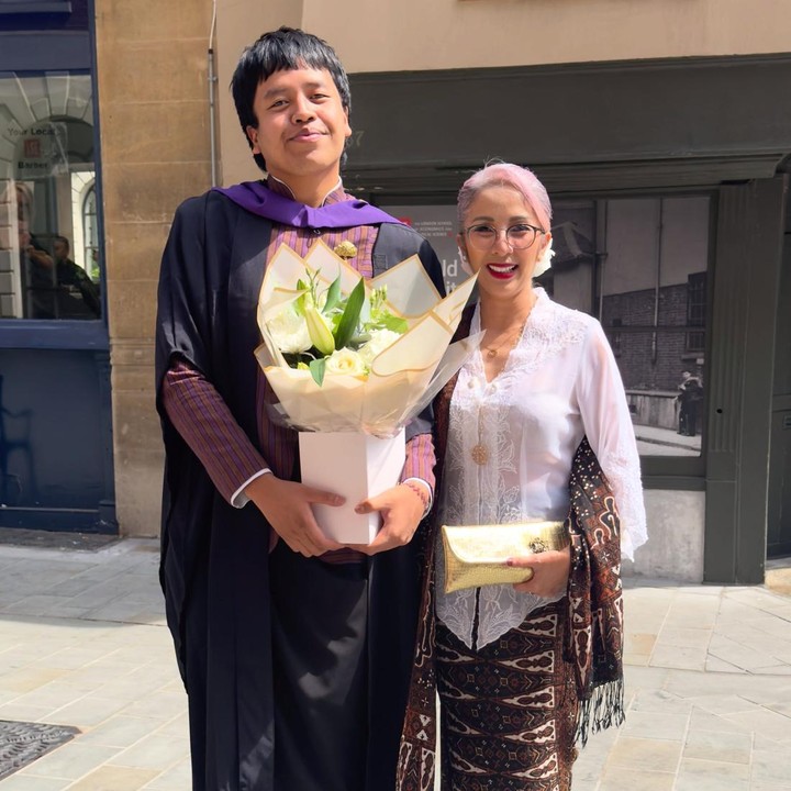 <p>Momen tersebut dibagikan langsung oleh mantan istri sang penyanyi, Vita Dessy, melalui beberapa foto yang diunggah di akun Instagram pribadinya. &ldquo;Anak lanangku <em>@abe.lasso</em> resmi lulus dari LSE!!!&rdquo; tulis Vita, dikutip dari laman Instagram <em>@vitta.dessy,</em> Rabu (29/7/2026).&nbsp;(Foto: Instagram @vitta.dessy)</p>