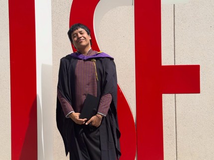 Momen Abe Anak Ari Lasso Lulus S1 di LSE London, Ibunda Bangga & Bahagia