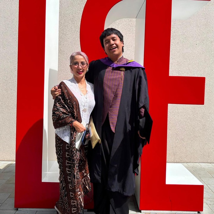 <p>Dalam unggahan lainnya, ia mengungkap tak bisa menyembunyikan perasaan bangga sekaligus bahagianya melihat pencapaian sang putra. &ldquo;Bahagiaaa dan Banggaaa yang Mimi rasakan di hari <em>graduation</em>-mu <em>@abe.lasso</em> Janji Mimi akan selalu ada untuk kamu..Aku sangat mencintaimu Nak!!&rdquo; tuturnya.&nbsp;(Foto: Instagram @vitta.dessy)</p>