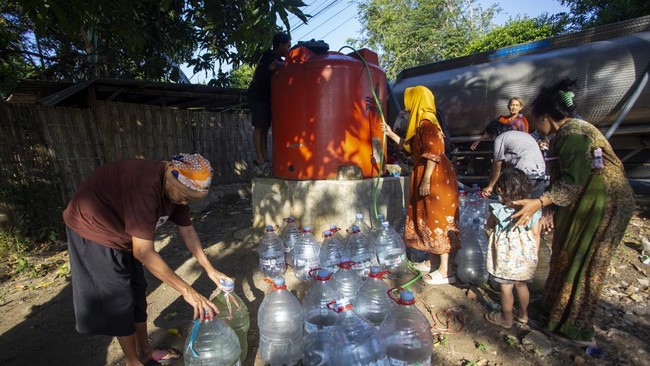 Warga mengantre untuk mendapatkan air bersih saat distribusi bantuan air bersih di Balongan, Indramayu, Jawa Barat, Senin (27/7/2026). Pertamina Patra Niaga RU VI Balongan mendistribusikan 10.000 liter air bersih kepada 772 warga yang terdampak krisi