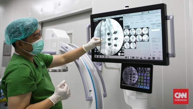 Di balik punggung yang perlahan berubah bentuk, tersimpan kisah perjuangan Refan (14) seorang remaja untuk kembali berdiri tegak melawan skoliosis yang dapat berkembang pesat saat tubuh memasuki fase pertumbuhan. Skoliosis merupakan kondisi tulang be