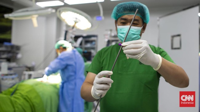 Di balik punggung yang perlahan berubah bentuk, tersimpan kisah perjuangan Refan (14) seorang remaja untuk kembali berdiri tegak melawan skoliosis yang dapat berkembang pesat saat tubuh memasuki fase pertumbuhan. Skoliosis merupakan kondisi tulang be