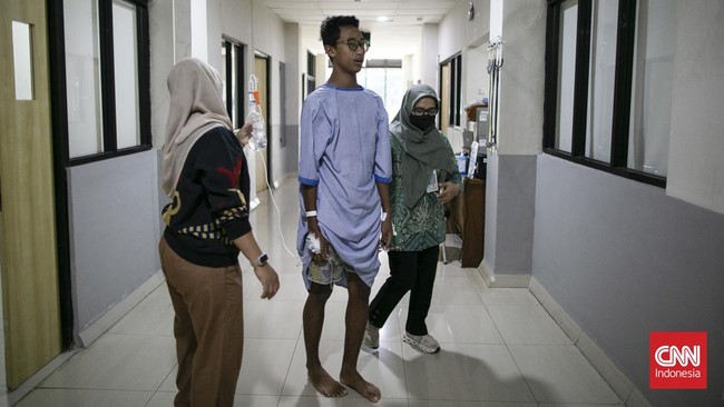 Di balik punggung yang perlahan berubah bentuk, tersimpan kisah perjuangan Refan (14) seorang remaja untuk kembali berdiri tegak melawan skoliosis yang dapat berkembang pesat saat tubuh memasuki fase pertumbuhan. Skoliosis merupakan kondisi tulang be