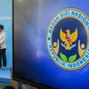 Kepala Badan Gizi Nasional (BGN) Sudaryono (tengah) didampingi Wakil Kepala BGN Trenggono (kiri) dan Agustina Arumsari (kanan) memberikan keterangan pers terkait penutupan dapur SPPG bermasalah di Jakarta, Senin (27/7/2026). BGN telah menutup sebanya