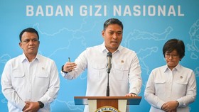 Kepala Badan Gizi Nasional (BGN) Sudaryono (tengah) didampingi Wakil Kepala BGN Trenggono (kiri) dan Agustina Arumsari (kanan) memberikan keterangan pers terkait penutupan dapur SPPG bermasalah di Jakarta, Senin (27/7/2026). BGN telah menutup sebanya