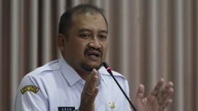 KPK melakukan OTT terhadap Bupati Pemalang, Anom Widiyantoro, terkait dugaan proyek dan jual beli jabatan. 21 orang ditangkap, uang Rp2 miliar disita.