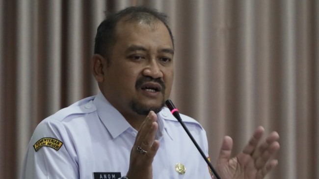 KPK melakukan OTT terhadap Bupati Pemalang, Anom Widiyantoro, terkait dugaan proyek dan jual beli jabatan. 21 orang ditangkap, uang Rp2 miliar disita.